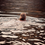 Wer gerne im Eichbaumsee badet, muss sich momentan nach Alternativen umschauen. Foto: pezibear/pixabay