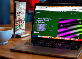 ChatGPT als Wegbereiter für moderne Bildung Computer auf einem Tisch in einem Cafe, auf dem Bildschirm ist die Website von ChatGPT geöffnet.