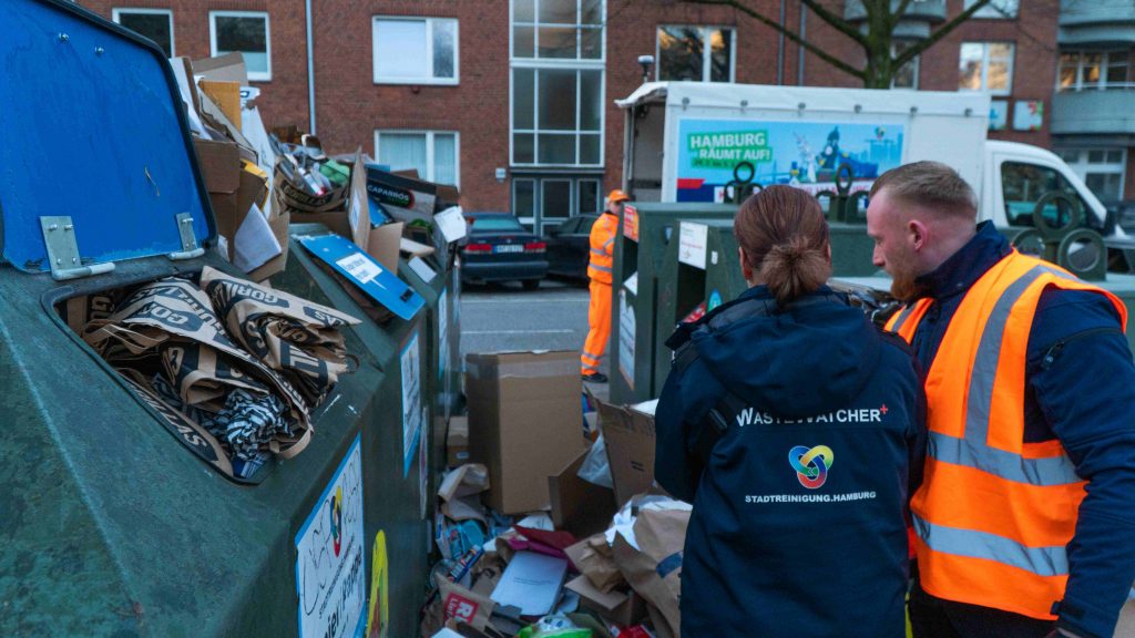 Waste Watcher dokumentieren wilde Müllablagerungen an einem Depotcontainer.