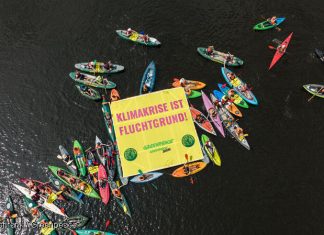 Demo auf der Alster für Klimageflüchtete Greenpeace und Fridays for Future demonstrieren auf der Binnenalster. Foto: Julius Schrank / Greenpeace