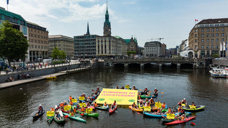 Fridays for Future und Greenpeace demonstrieren auf der Binnenalster.