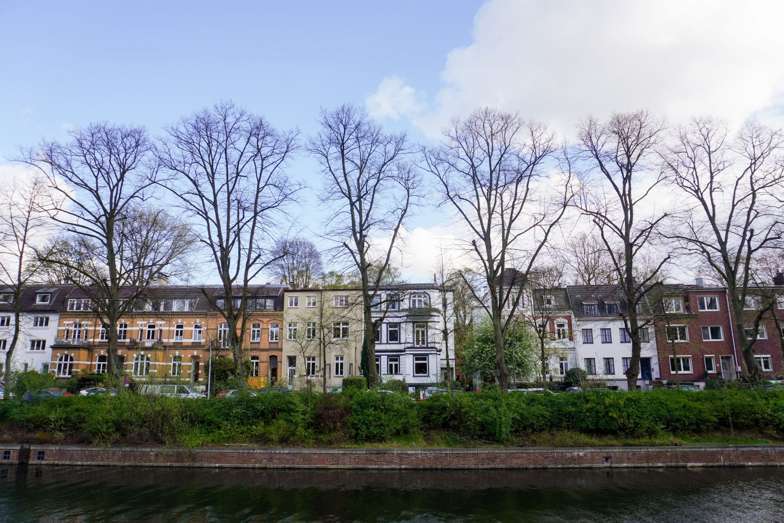 Häuser hinter einem Kanal in Hamburg