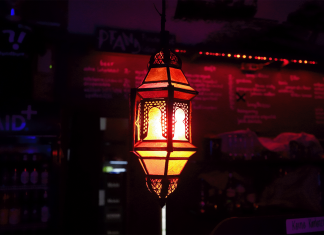 Goodbye Sternbrücke! Der Abschied steht bevor Gedämpftes oranges Licht von einer Deckenlampe aus Glas in einer Bar.