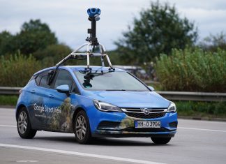 Neue Google-Street-View-Aufnahmen in Hamburg Google Streetview Fahrzeug mit Kamera auf dem Dach fährt auf einer Straße