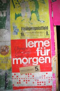 Altes Plakat am Hamburger Hauptbahnhof Nord mit der Aufschrift "Lerne für morgen"