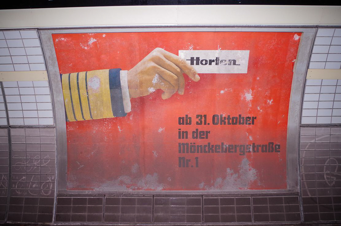 Altes Werbeplakat vom Kaufhaus Horten im Hamburger Hauptbahnhof Nord