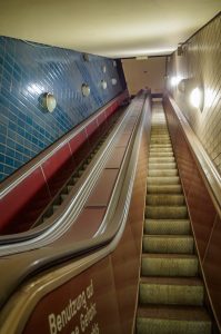 Zwei alte Rolltreppen mit schmalen Laufflächen, die außer Betrieb am Hamburger HAuptbahnhof sind.
