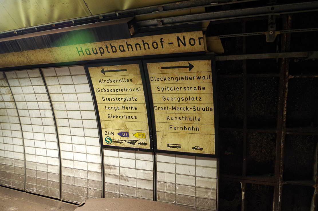 Altes Werbeplakat vom Kaufhaus Horten im Hamburger Hauptbahnhof Nord