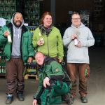 Gruppenfoto Lagerhalle Das Geld hängt an den Bäumen