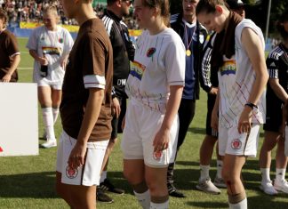 „Im Moment musst du im Frauenfußball ‘All in’ gehen” Spielerinnen des St. Pauli bei der Siegerehrung