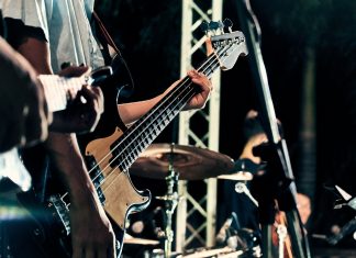 Tipps für ein musikalisches Wochenende im Juni Band mit zwei E-Gitarren, ein Schlagzeug ist im Hintergrund zu sehen.