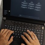 Mündliches Abitur mit künstlicher Intelligenz Eine Person arbeitet am Laptop mit CHATGPT.