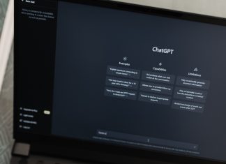 Mündliches Abitur mit künstlicher Intelligenz Eine Person arbeitet am Laptop mit CHATGPT.