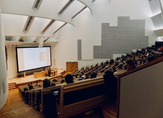 Hamburg geht gegen Lehrermangel vor Studierende in einem Hörsaal
