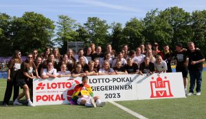 Die St.Pauli Mannschaft posiert für ein Siegerfoto