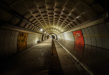 Hamburgs Gleis Neundreiviertel Blick in eine verlassene und ungenutzte U-Bahnröhre im Hamburger Hauptbahnhof