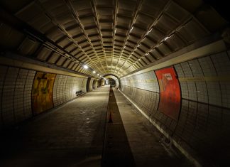 Hamburgs Gleis Neundreiviertel Blick in eine verlassene und ungenutzte U-Bahnröhre im Hamburger Hauptbahnhof