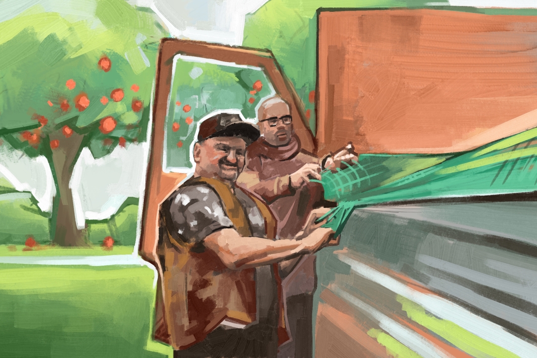 Zwei Mitarbeiter von Das Geld hängt an den Bäumen spannen ein Netz über ein Pritschenfahrzeug, im Hintergrund sind Apfelbäume zu sehen.