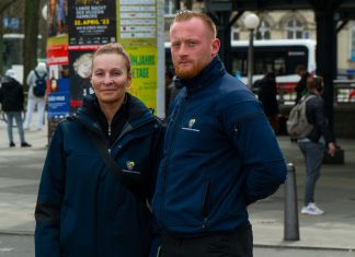 „Müll ist gesellig” – Unterwegs mit Hamburgs Waste Watchern Zwei Waste Watcher überwachen den Hauptbahnhof auf Müllsünder.