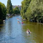 Warum macht uns Hitze so müde? Und welche Tipps helfen? Auf dem Kanal in Hamburg paddeln Personen im Sommer.