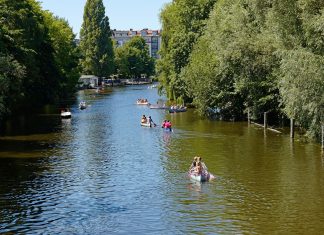 Warum macht uns Hitze so müde? Und welche Tipps helfen? Auf dem Kanal in Hamburg paddeln Personen im Sommer.