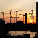 Wie Hamburg beim Wohnungsbau schläft Baukräne stehen abends in der Hamburger Innenstadt