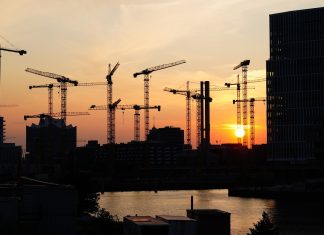 Wie Hamburg beim Wohnungsbau schläft Baukräne stehen abends in der Hamburger Innenstadt