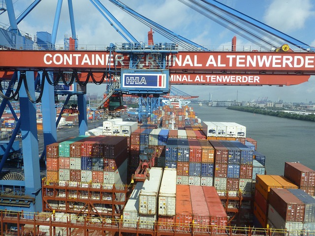 Der Blick von oben auf die Container und das Terminal in Altenwerder im Hamburger Hafen. Das Containerterminal ist von einer Einbruchserie betroffen.