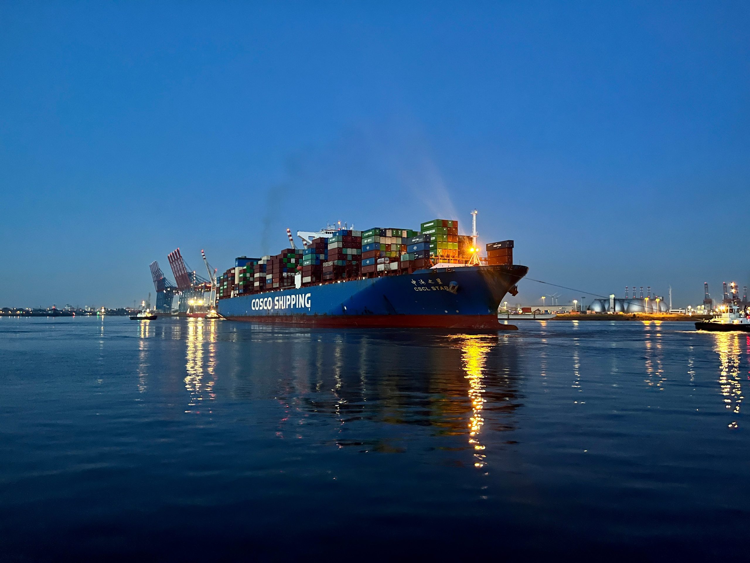 Ein Cosco Containerschiff liegt am Hamburger Hafen.