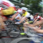 Tödlicher Ironman-Unfall: Kritik an Veranstaltern Eine Gruppe von Ironman Radrennfahrer verschwommen fotografiert.