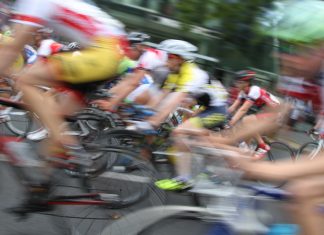 Tödlicher Ironman-Unfall: Kritik an Veranstaltern Eine Gruppe von Ironman Radrennfahrer verschwommen fotografiert.