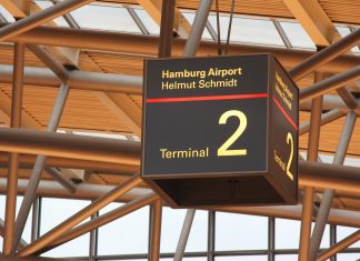 Wecker löst Großeinsatz am Hamburger Flughafen aus Anzeigentafel Hamburg Terminal 2