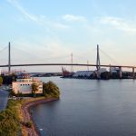 Kosten für Abriss der Köhlbrandbrücke steigen Die Köhlbrandbrücke seitlich zu sehen. Vom Land aus fotografiert.