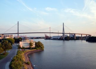 Kosten für Abriss der Köhlbrandbrücke steigen Die Köhlbrandbrücke seitlich zu sehen. Vom Land aus fotografiert.