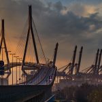 Köhlbrandbrücke am Wochenende voll gesperrt Die Köhlbrandbrücke im Hamburger Hafen im Sonnenuntergang.