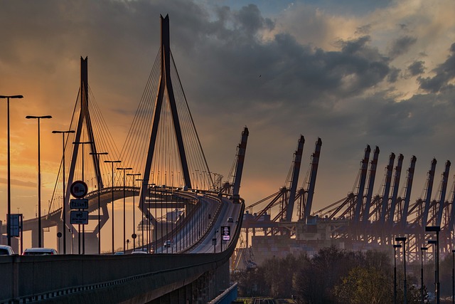 Die Köhlbrandbrücke im Hamburger Hafen im Sonnenuntergang.