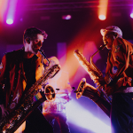 Elbjazz Festival 2023: Wo bleibt der Jazz? Zwei Saxophonisten der Band MEUTE spielen zusammen zueinander zugewandt auf dem Elbjazz Festival 2023.