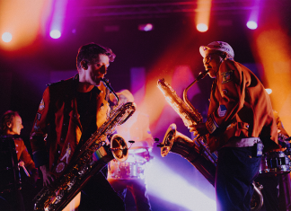 Elbjazz Festival 2023: Wo bleibt der Jazz? Zwei Saxophonisten der Band MEUTE spielen zusammen zueinander zugewandt auf dem Elbjazz Festival 2023.