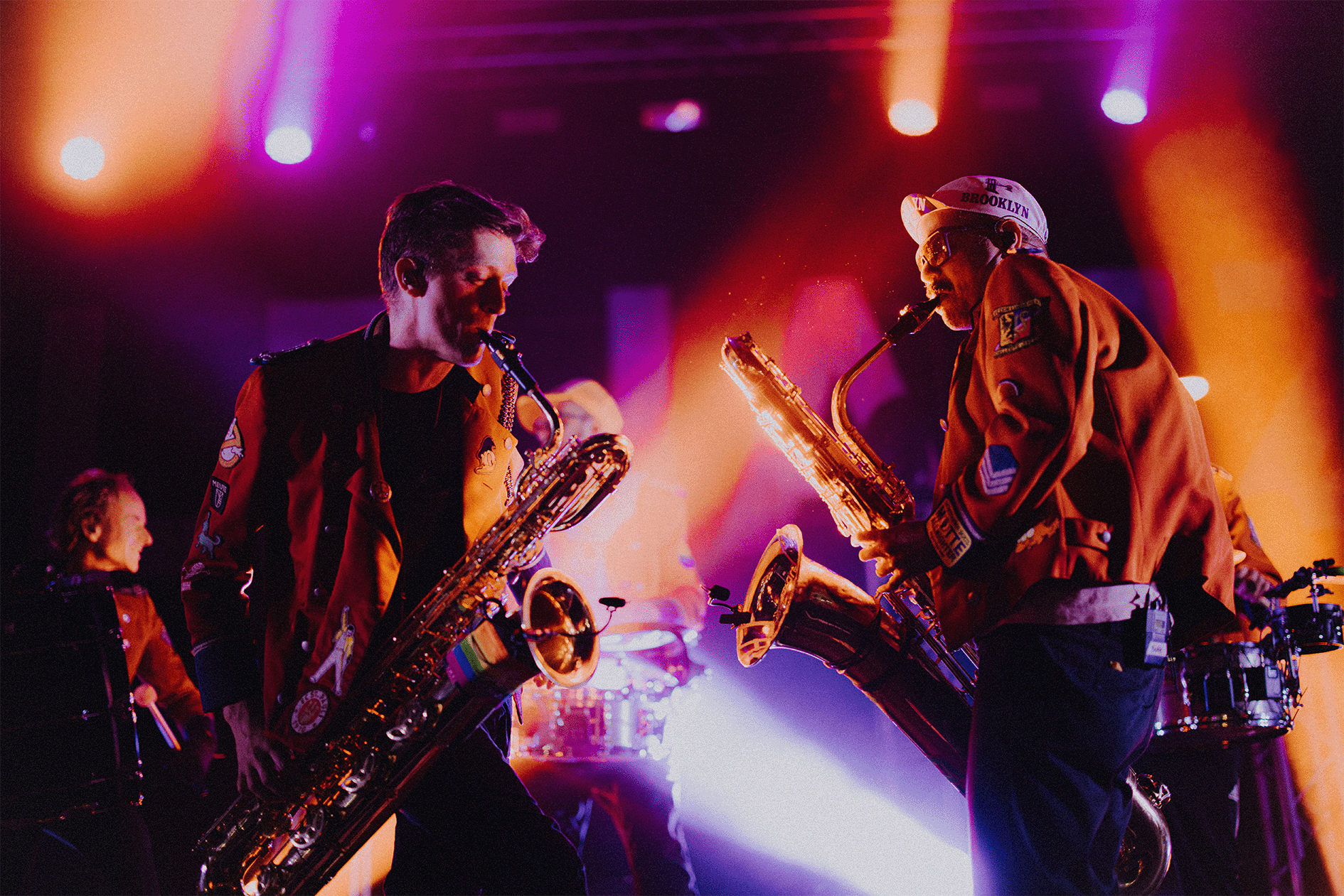Zwei Saxophonisten der Band MEUTE spielen zusammen zueinander zugewandt auf dem Elbjazz Festival 2023.