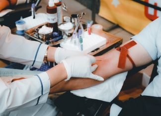 Blutspende in Hamburg: O’zapft is! Ein Mensch bei der Blutspende mit Nadel im Arm.