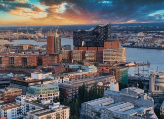 Hamburg deutschlandweit bei Digitalisierung vorne Blick auf die Elbphilarmonie und Hamburg.