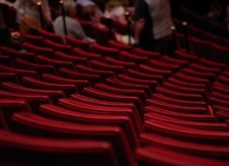 Weltpremiere: Musical „Hercules” kommt 2024 nach Hamburg Rote Stühle in einem Theater saal