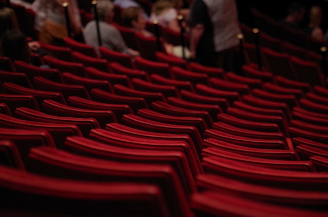 Rote Stühle in einem Theater saal