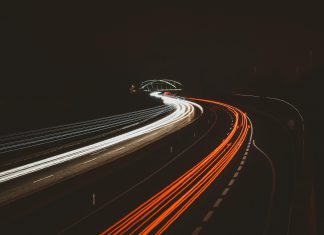 Reparaturen: Sperrung der A7 Autos fahren auf einer Autobahn bei Nacht.