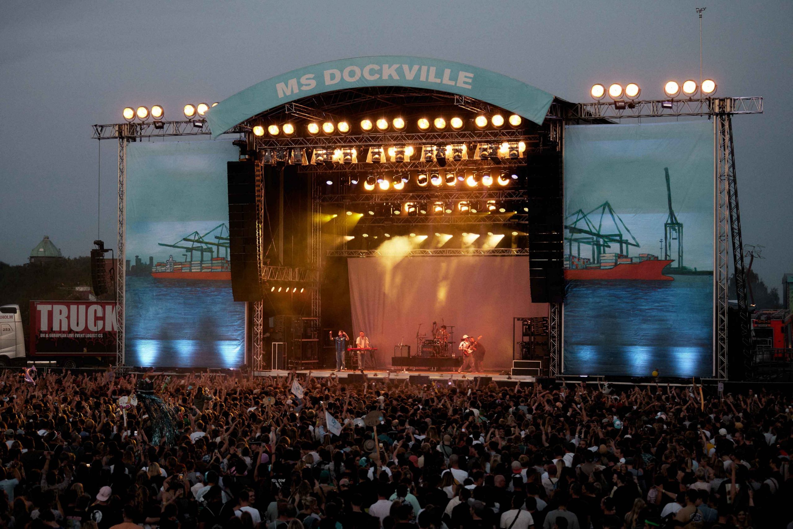 Eine Band spielt vor Publikum auf einer großen Bühne beim Dockville-Festival.