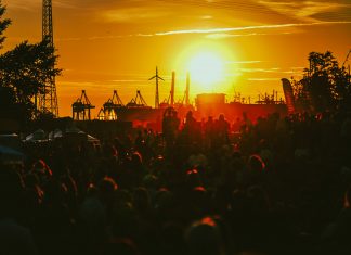 Sommer, Sonne, Festivals – Was geht in Hamburg? Auf dem Dockville Festival geht vor dem Hafen die Sonne unter.