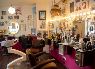 Schickimicki gibt’s hier nicht Ein Friseursalon mit einem alten, weißen Waschbecken in der Mitte