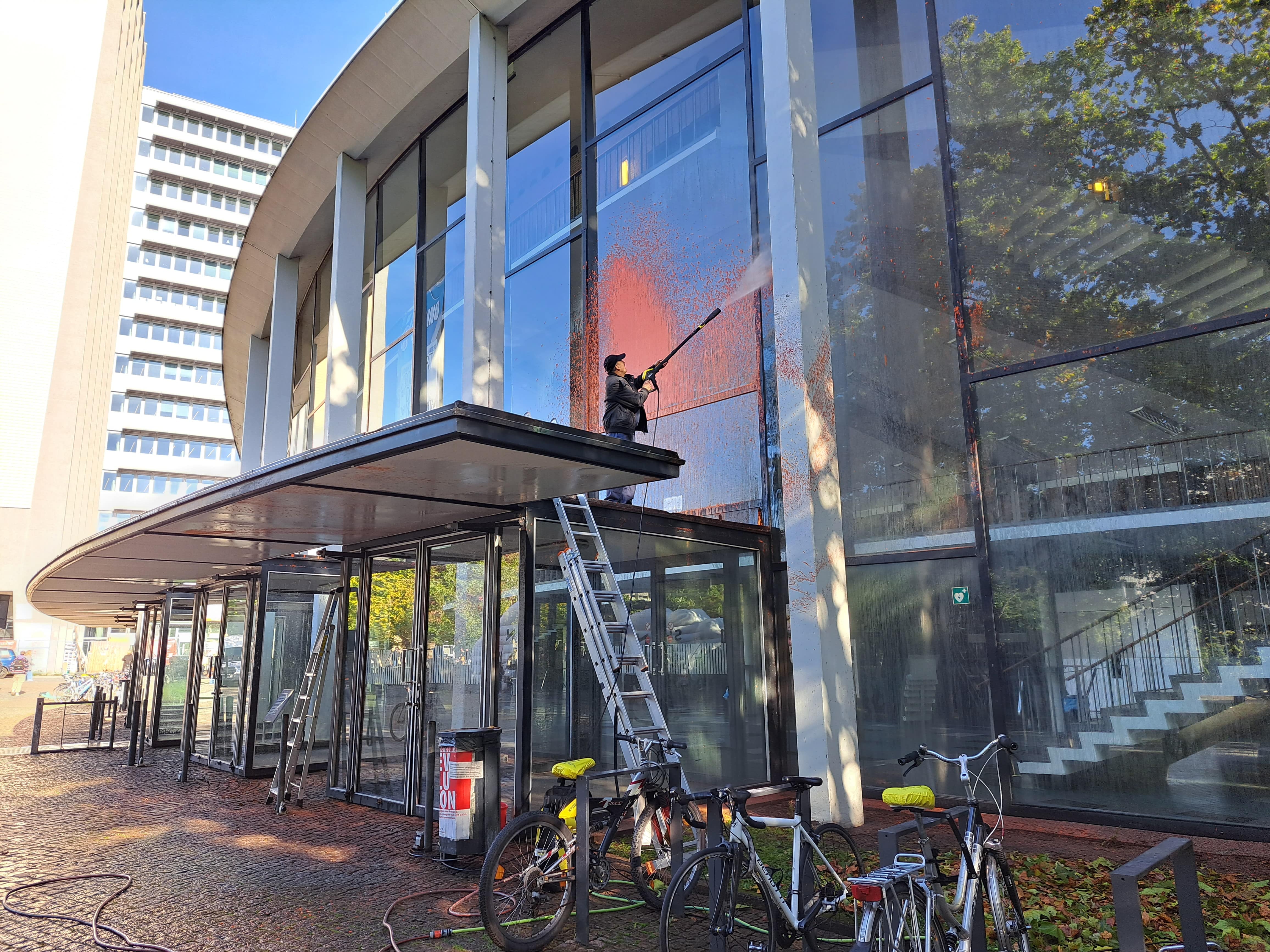 Das Audimax der Universität Hamburg wurde von der Letzten Generation mit orangener Warnfabe besprüht.