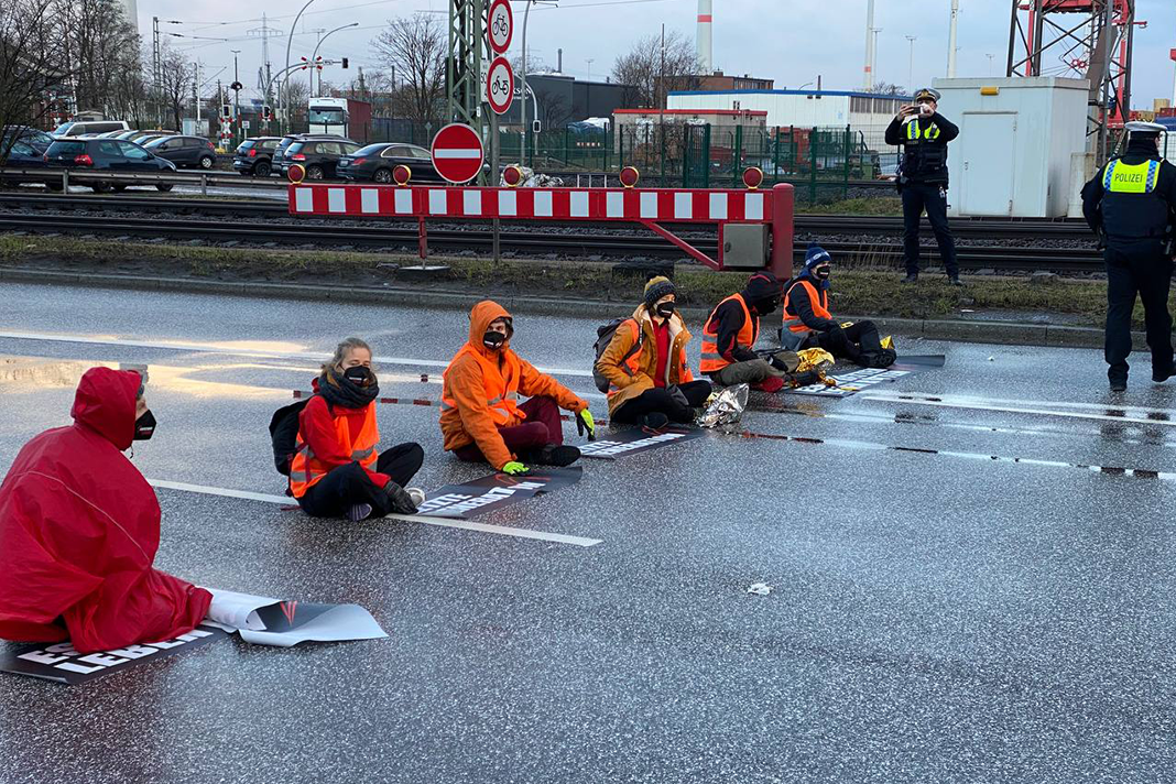 Klimaaktivisten der Gruppe Letzte Generation auf einer Straße in Hamburg.