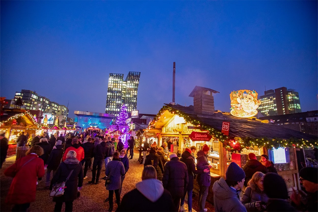 Auch der Weihnachtsmarkt Santa Pauli kann in diesem Jahr früher öffnen. Foto: Marius Roeer.